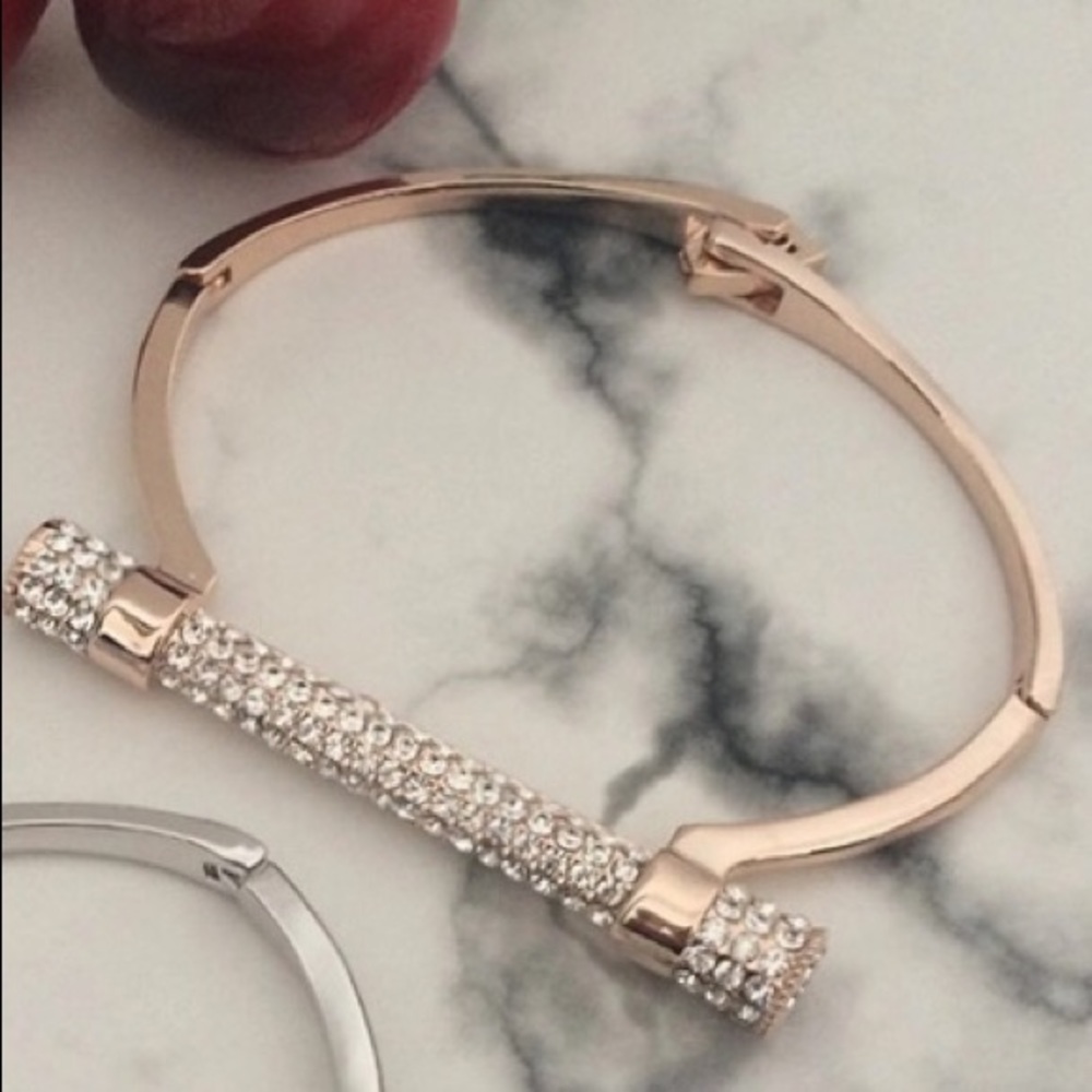 Crystal D shape bar bracelet